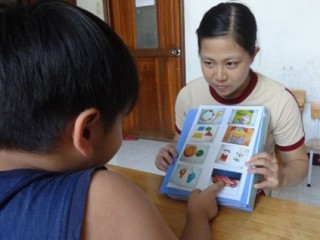 Cô giáo Trần Trịnh Hằng (28 tuổi, Trung tâm khuyết tật và phát triển DRD quận 10, Sài Gòn) mong ước luôn được đồng hành với trẻ tự kỷ. (Nguồn: Báo Thanh Niên)
