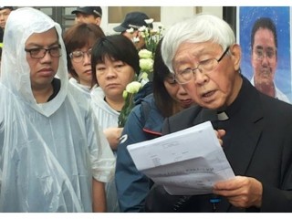 Đức Hồng Y Joseph Zen Ze-kiun - nguyên Giám mục Hồng Kông (bìa phải)