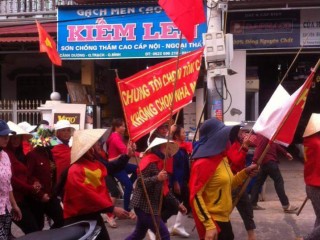 Dân làng biển Cảnh Dương, huyện Quảng Trạch, Quảng Bình đã tập trung giương cờ và khẩu hiệu, cùng nhau biểu tình phản đối dự án xây dựng nhà máy thép Formosa gây thảm họa môi trường