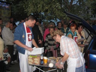 Các tình nguyện viên phân phát thực phẩm cho những người Ukraina đã bị buộc phải di tản vì bạo lực. Ảnh: CNA