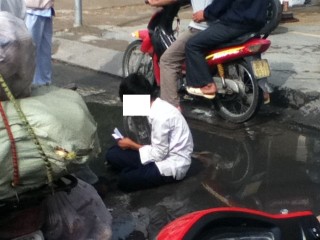 Minh đóng giả tàn tật để lợi dụng sự thương hại của người đi đường (ảnh chụp tại ngã tư Nguyễn Kiệm – Hoàng Minh Giám)
