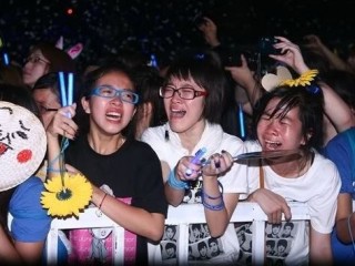 Các fan K-Pop Việt cuồng dại trước "thần tượng"