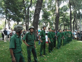 Lực lượng chức năng dàn hàng ngang trấn áp người sáng ngày 8/5/2016, tại Sài Gòn. Ảnh Internet.