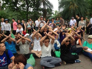 Người dân Hà Nội tọa kháng vì môi trường tại bờ hồ Hoàn Kiếm, sáng 8/5/2016. Ảnh: Internet.