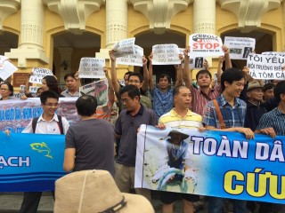 Người dân Hà Nội bắt đầu biểu tình tại Nhà Hát lớn Hà Nội. Ảnh: Trung Nghĩa