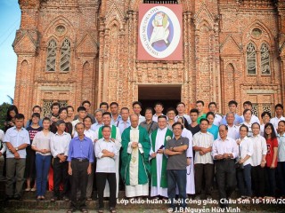 Các thành viên lớp Học thuyết Xã hội Công giáo cùng với Đức tổng Giám mục Giuse Ngô Quang Kiệt, tại Đan viện Châu Sơn, Ninh Bình, ngày 19/6/2016.
