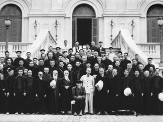 Ông Hồ Chí Minh với các đại biểu dự cái gọi là Đại hội đại biểu những người Công giáo yêu tổ quốc, yêu hòa bình, tháng 3/1955