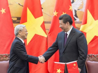 (150407) -- BEIJING, April 7, 2015 (Xinhua) -- Chinese President Xi Jinping (R), who is also general secretary of the Central Committee of the Communist Party of China, attends a signing ceremony with Nguyen Phu Trong, general secretary of the Central Committee of the Communist Party of Vietnam, after their talks in Beijing, China, April 7, 2015. (Xinhua/Wang Ye)(wjq)
