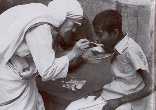 Kết quả hình ảnh cho hinh anh me teresa calcutta va cham soc nguoi cung kho co cuc"
