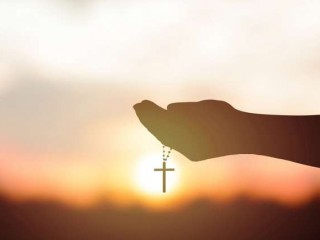 Rosary_prayer_Credit_sutham_Shutterstock_CNA