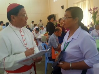 Đức Hồng Y Bo trò chuyện cùng Sơ Magaret Maung- người đứng đầu tổ chức AMOR XVII tại Myanmar