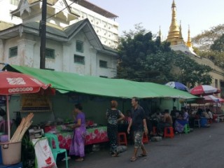 Các quán nhỏ ven đường vào buổi sáng sớm ở Yangon. (ảnh NCR/Gail DeGeorge)