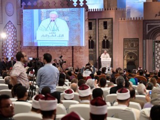 Francois-prononce-discours-Caire-Conference-internationalela-organisee-luniversite-Al-Azhar-28-avril-2017_0_729_486