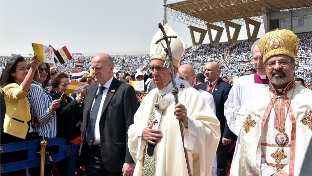Pope Francis leads mass for thousands of Egyptian Catholics in Cairo