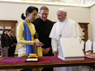 20170504T0609-1577-CNS-POPE-MYANMAR_0