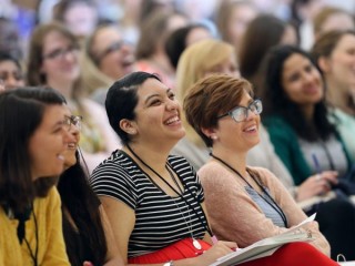 Hình ảnh các phụ nữ đang nở nụ cười khi họ lắng nghe một diễn giả quan trọng trong một diễn đàn tinh thần lãnh đạo dành cho phụ nữ Công giáo trẻ vào năm 2016 ở Đại học Công giáo Hoa Kỳ tại Washington. Tại các giáo phận trên khắp Hoa Kỳ, 300 tham dự viên hiện đang thực hiện các "kế hoạch hành động" của họ, các sáng kiến mới được lấy cảm hứng từ năng khiếu, sở thích và kỹ năng lãnh đạo của mỗi người. (Ảnh Bob Roller/CNS)