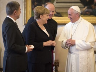 VATICAN CITY, VATICAN - JUNE 17: Chancellor Angela Merkel and her husband Joachim Sauer (L) speak with Pope Francis during a visit to the Vatican on June 17, 2017 in Vatican City. (Photo by Guido Bergmann/Bundesregierung via Getty Images)