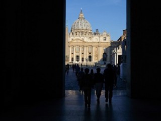 Visitors walk toward St. Peters Basilica before the beginning of President Donald Trump's meeting Pope Francis, on May 24, 2017, at the Vatican. / AFP PHOTO / POOL / Evan Vucci