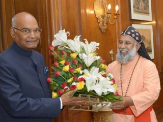 Cardinal_Cleemis_present_a_bouquet_to_Kovind_Credit_CBCI_CNA