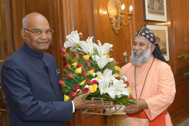 Cardinal_Cleemis_present_a_bouquet_to_Kovind_Credit_CBCI_CNA