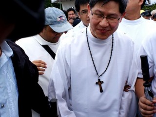 Cardinal_Tagle_at_Luneta_2013_1