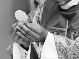 Eucharist_Credit_wideonet_Shutterstock_CNA