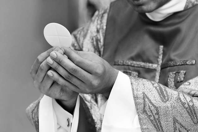 Eucharist_Credit_wideonet_Shutterstock_CNA