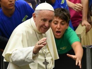 Pope Francis gestures as he arrives for his weekly general audience in the Paul VI hall on August 2, 2017 at the Vatican.  / AFP PHOTO / Alberto PIZZOLI