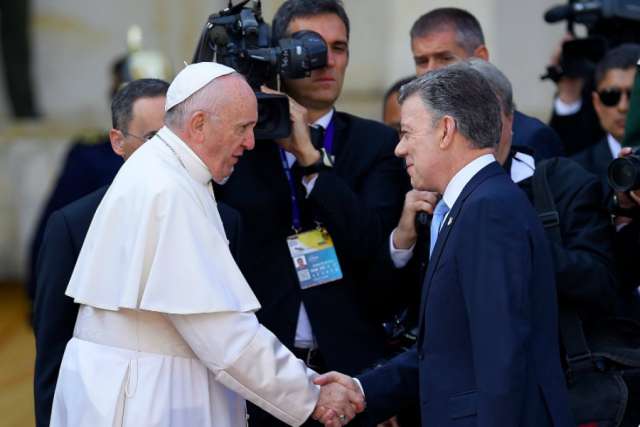 Pope_Francis_meets_the_President_Juan_Manuel_Santos_of_Colombia_Sept_7_2017_Credit_Efrain_Herrera_Presidencia_de_Colombia_CNA_9_7_17