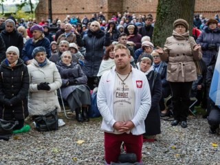 People take part in a mass rosary prayer, begging God "to save Poland and the world" from dangers facing them, in Koden Sanctuary, eastern Poland, on the banks of the Bug - a border river between Poland and Belarus on October 7, 2017.
Thousands of Polish Catholics joined hands in human chains on their country's borders for the  "Rosary to the Borders". / AFP PHOTO / Wojtek Radwanski        (Photo credit should read WOJTEK RADWANSKI/AFP/Getty Images)