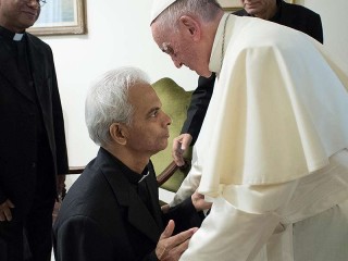 Father_Tom_Uzhunnalil_meets_with_Pope_Francis_in_Vatican_City_on_Sept_13_2017_Credit_LOsservatore_Romano_CNA