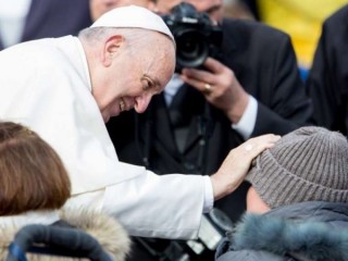 PopeFrancis_greets_people_with_disabilities_following_the_General_Audience_on_Nov_15_2017_Credit_Daniel_Ibez_CNA-690x450