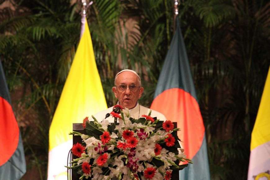 Pope_Francis_speaks_to_authorities_in_Dhaka_Bangladesh_after_his_arrival_Nov_30_2017_Credit_Ed_Pentin_CNA