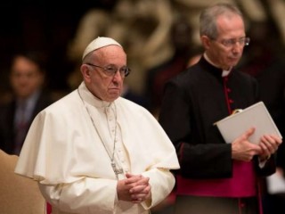 Pope_Francis_leads_prayer_vigil_for_South_Sudan_and_the_Democratic_Republic_of_the_Congo_Nov_23_2017_Credit_Daniel_Ibez_CNA-690x450