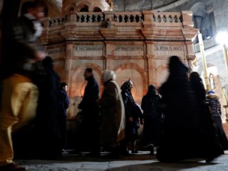 Christian worshippers pray inside the Church of the Holy Sepulchre in Jerusalem after it reopened on February 28, 2018, following a three-day closure to protest against Israeli tax measures and a proposed law.
Jerusalem's Church of the Holy Sepulchre, seen by many as the holiest site in Christianity, reopened on February 28 after a three-day closure to protest against Israeli tax measures and a proposed law. / AFP PHOTO / THOMAS COEX        (Photo credit should read THOMAS COEX/AFP/Getty Images)