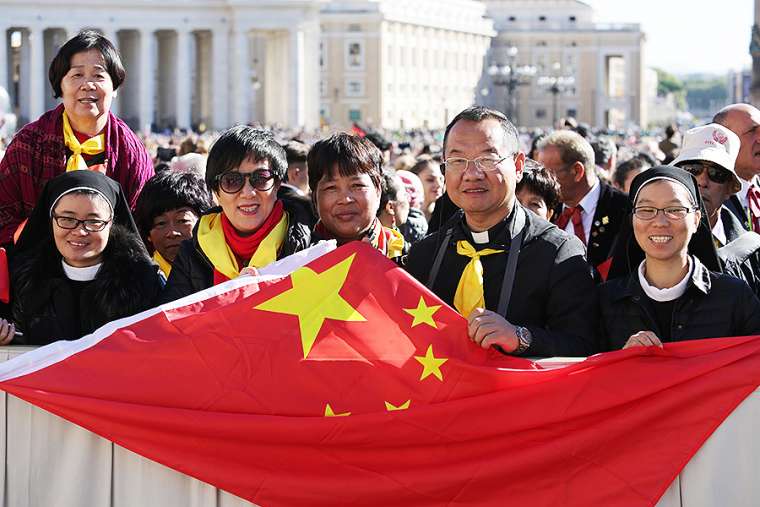 Pilgrims_from_China_at_the_general_audience_in_St_Peters_Square_Oct_12_2016_Credit_Daniel_Ibanez_CNA