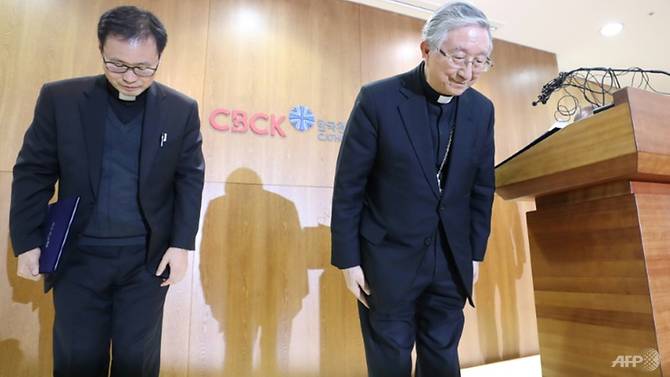 south-korean-archbishop-hyginus-kim-hee-joong-bowed-in-apology-during-a-press-conference-over-allegations-a-priest-abused-a-woman-1519807759213-2