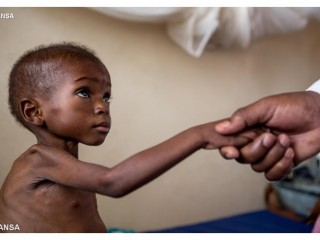 Em bé mồ côi ở Congo được các nữ tu chăm sóc - ANSA 25/04/2018 10:28