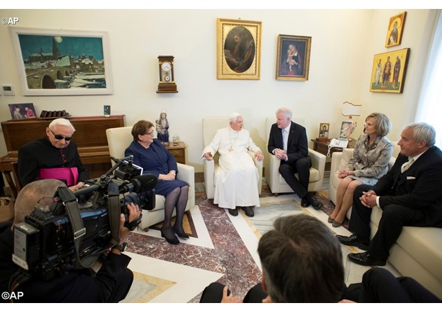  Đức nguyên Giáo hoàng mừng sinh nhật 90 vào năm 2017 - AP