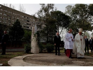 Đức Thánh Cha viếng thăm ”Giáo xứ chuồng chim” ở Roma - AP