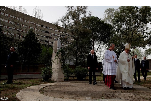 Đức Thánh Cha viếng thăm ”Giáo xứ chuồng chim” ở Roma - AP
