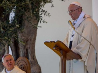 Pope_Francis_celebrates_Mass_during_his_pastoral_visit_to_Molfetta_April_20_2018_Credit_Daniel_Ibez_CNA