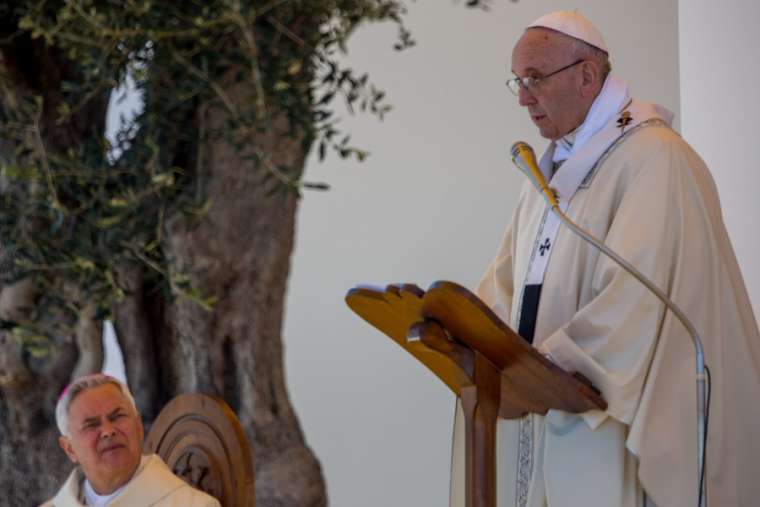 Pope_Francis_celebrates_Mass_during_his_pastoral_visit_to_Molfetta_April_20_2018_Credit_Daniel_Ibez_CNA