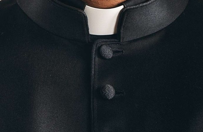 Priest_collar_Credit_alphaspirit_via_wwwshutterstockcom_CNA-690x450
