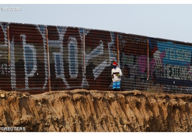 Bức tường biên giới giữa Hoa kỳ và Mêhicô - REUTERS