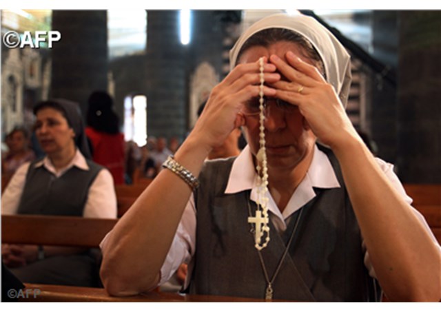 Một nữ tu đang cầu nguyện - AFP