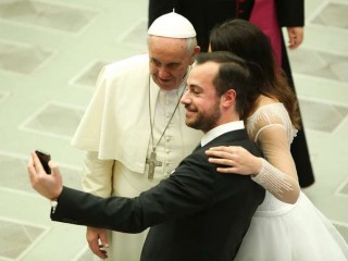 A_newly_married_couple_snaps_a_selfie_with_Pope_Francis_at_the_Wednesday_general_audience_in_Paul_VI_Hall_Feb_4_2015_Credit_Daniel_Ibanez_CNA_CNA_2_4_15