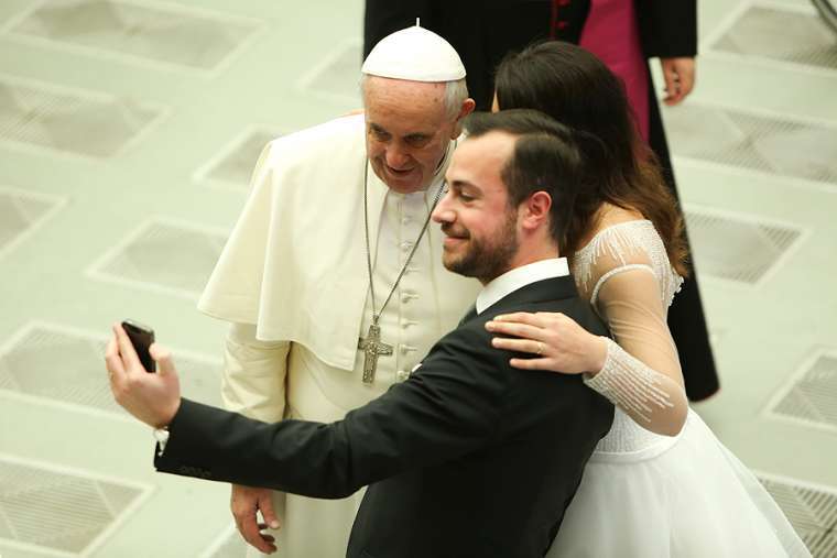 A_newly_married_couple_snaps_a_selfie_with_Pope_Francis_at_the_Wednesday_general_audience_in_Paul_VI_Hall_Feb_4_2015_Credit_Daniel_Ibanez_CNA_CNA_2_4_15