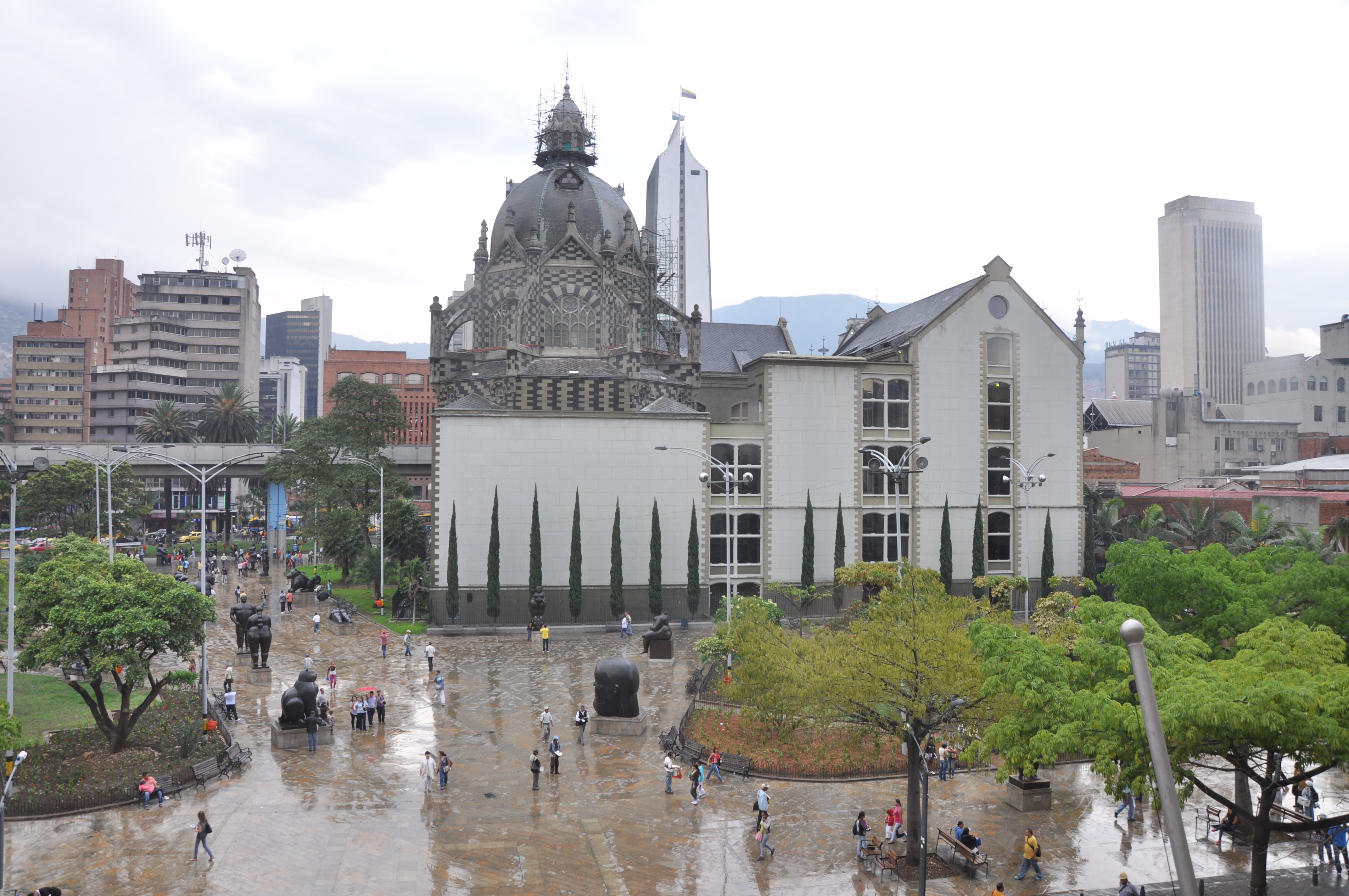 Botero_Square_and_Palace_of_the_Culture_Rafael_Uribe_Uribe_(5082452571)