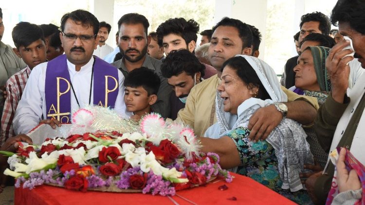 Các Kitô hữu Pakistan thương tiếc các nạn nhân bị giết ngày 15 tháng Tư tại Quetta.